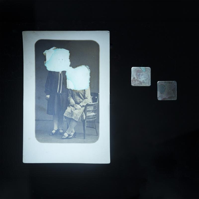 Tommi Hakkarainen
Siirtymä
Kemiallinen hopeavedos kuparilevyille
9x14-2x2cm
2026