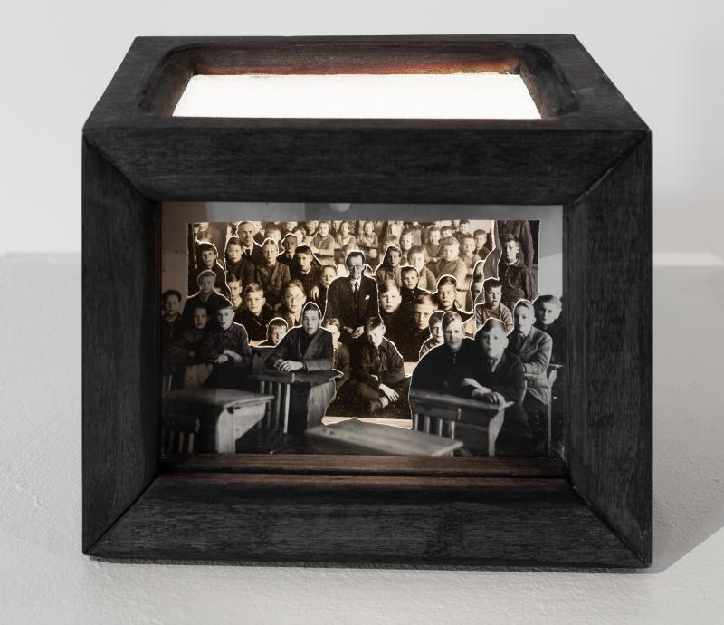 Tommi Hakkarainen
Paikalla
Dioraama 
löydetyistä valokuvista
14x18x12cm
2025