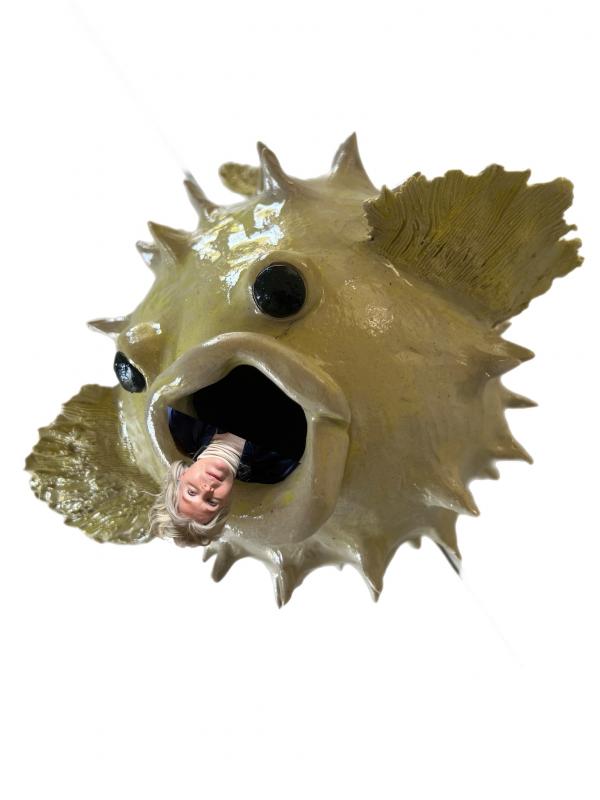 Helena Rajalinna, Selfie tekemäni Pallokala-keramikkaveistoksen kanssa