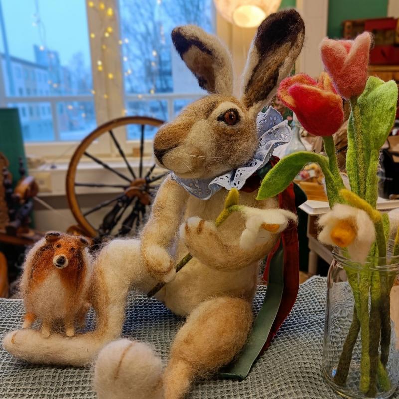 Noora Savolainen, huovutetut eläimet ja kukat työhuoneella