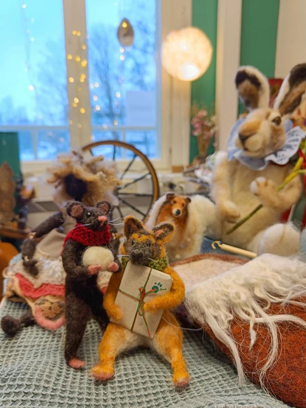 Noora Savolainen, huovutetut eläimet työhuoneella