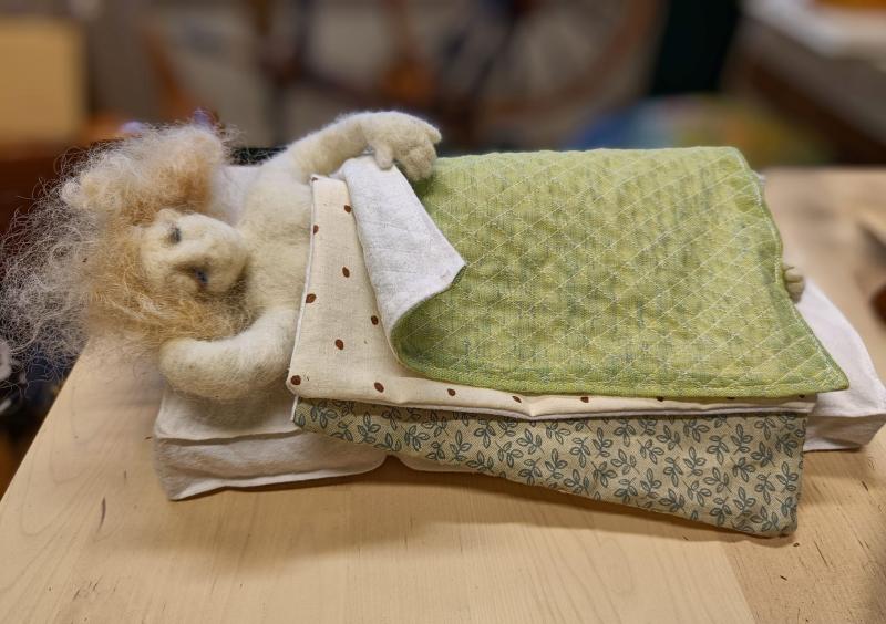 Noora Savolainen, Nukkuja 1, neulahuovutus ja sekatekniikka, 2024