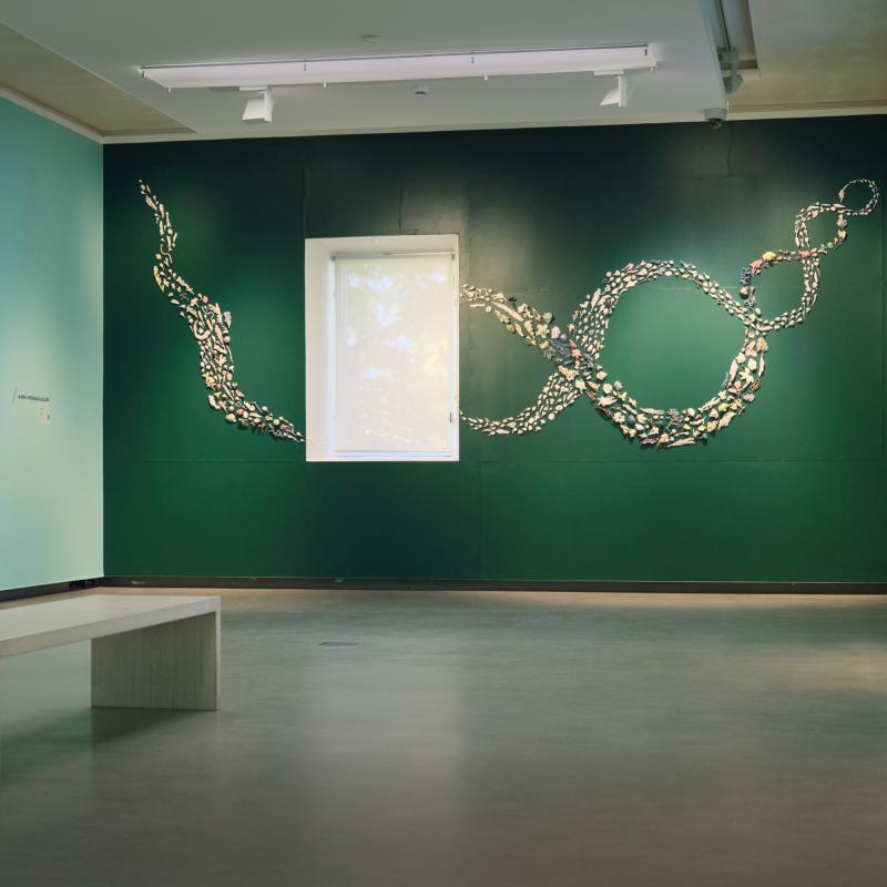 Pieniä ihmeitä -keramiikka installaatio. Hämeenlinnan taidemuseossa Taidevaltakunta -biennaalissa 2024. Koko noin 3,5*2,5m. Anni Honkajuuri.