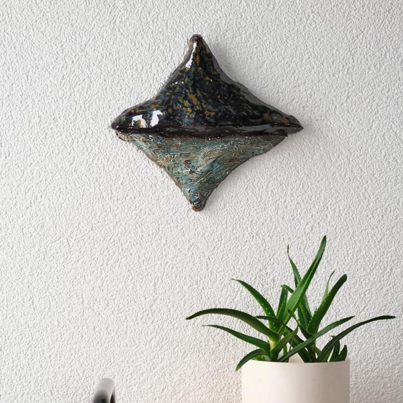 Vuori. 21*18cm. Keramiikka. 2024. Anni Honkajuuri.