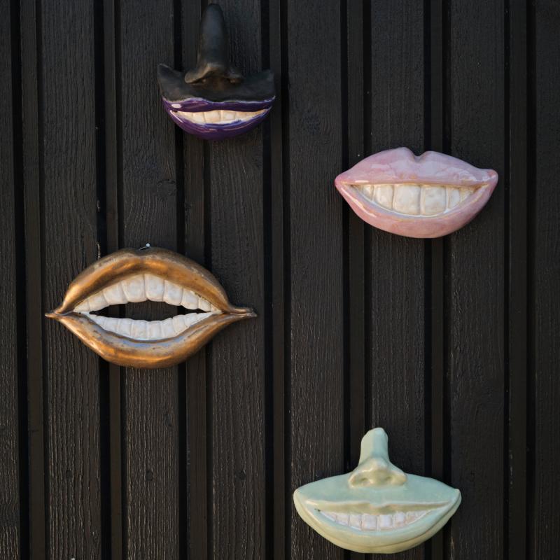 Smile. Yksityiskohta instalaatiosta, joka koostui noin 50 hymystä. Keramiikka. 2023. Anni Honkajuuri.