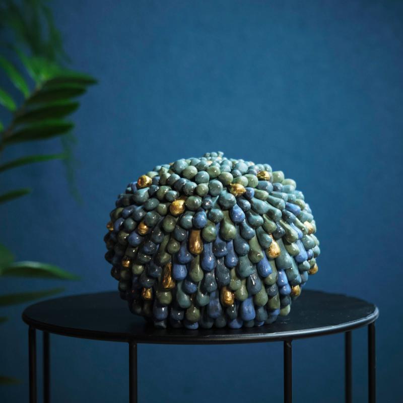 Iiris. 20*18cm. Keramiikka. 2022. Anni Honkajuuri.