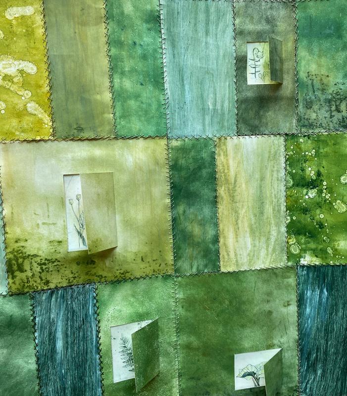 Tiina Eräpuu, Portti puutarhaan (osa teoksesta), etsaus, monotypia, carborundum, ristipistot, 110 x 80 cm, 2024, grafiikka/peili/kirjansidonta, 18 x 14 x 7 cm avattuna, 2024