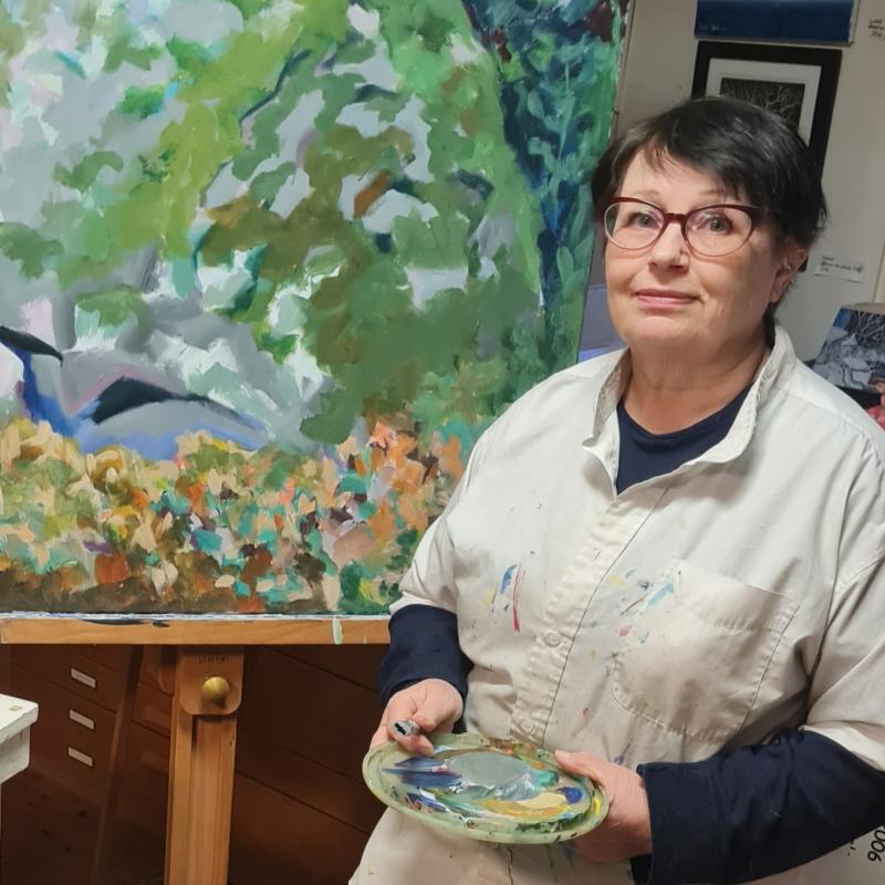 Sirpa Ojala työhuoneella Galleria Kerimannissa 2025