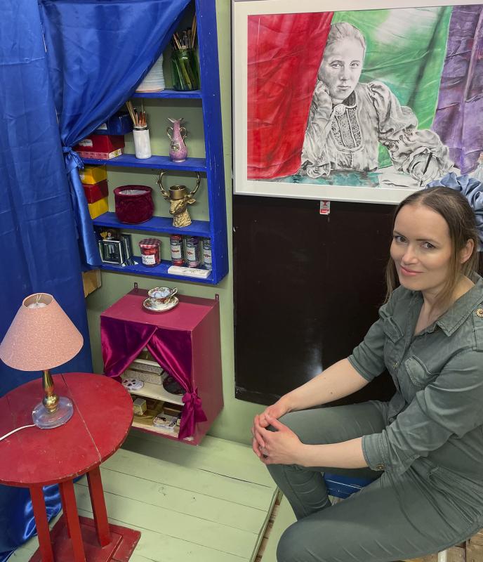 Aino Keinänen työhuoneella, seinällä teos "Hilja Pärssinen"