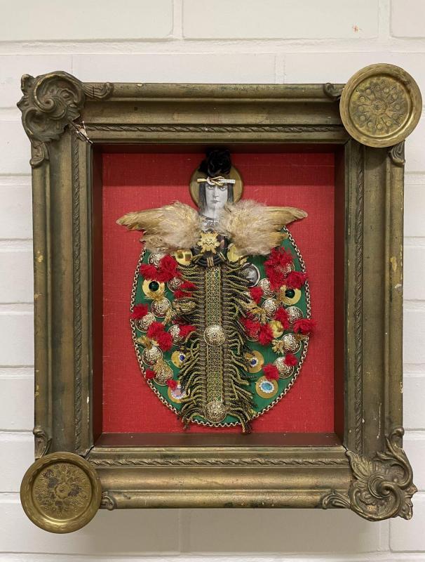 Mari Vallemaa, Maallisen mammonan madonna, kollaasi, 58cm x 47cm x 9cm, 2025