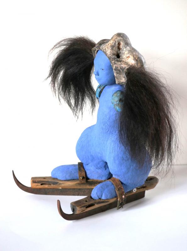 Luistelija, 2024, keramiikka, ponin harja, luistin, 50 x 30 x 40cm