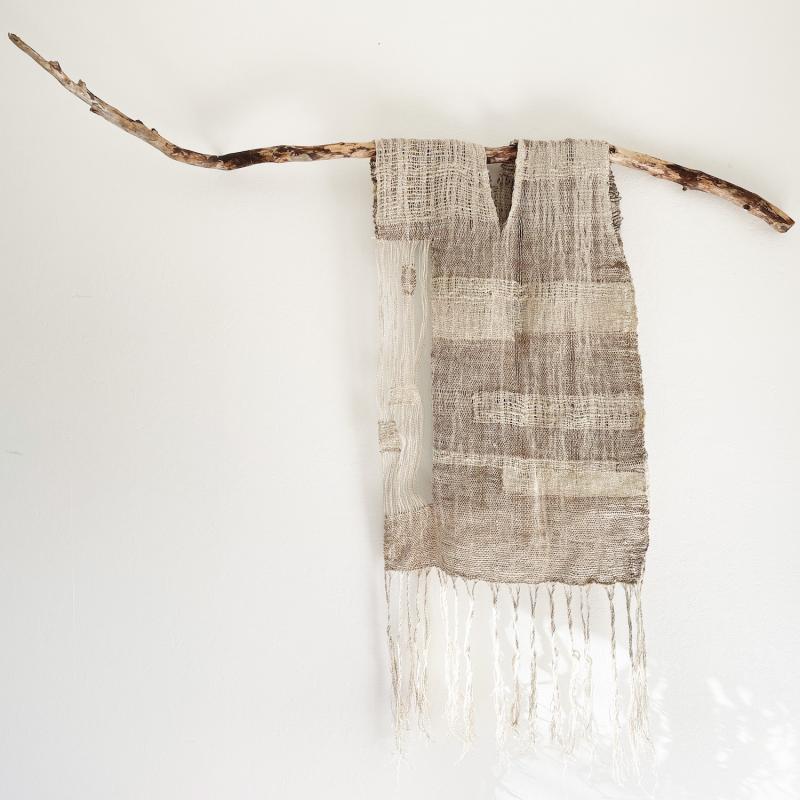 Kerttu Ahlholm, Kolttu 1, kudottu tekstiiliveistos luonnonkuitulangoista ja puusta 110 cm x 70 cm x 20 cm, 2023