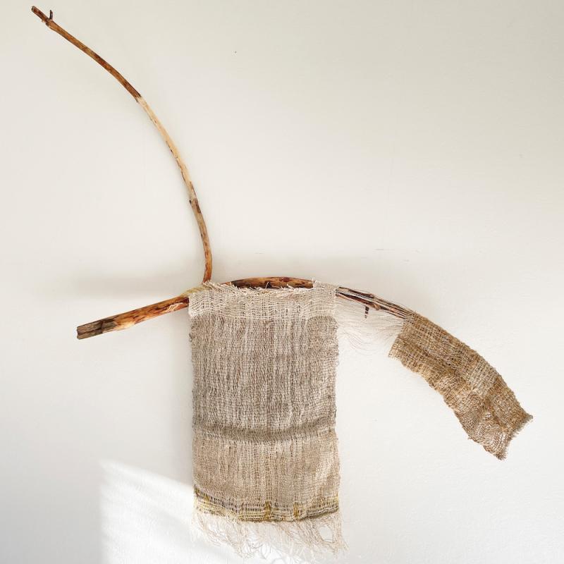 Kerttu Ahlholm, Kolttu 2, kudottu tekstiiliveistos luonnonkuitulangoista ja puusta 90 cm x 80 cm x 20 cm, 2023