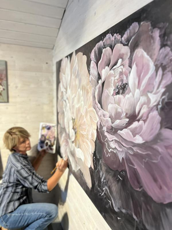 Anna Lind Bengtsson målar i sin ateljé