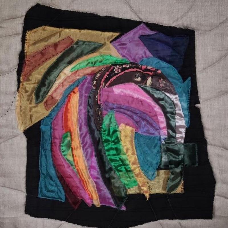 Muurahaisenpolkuja ruskametsässä. Britta Passoja, 2015. Organza-suikaleita, villatakin palasia, paksua vanua. Konetikkaus. 62x70cm. 