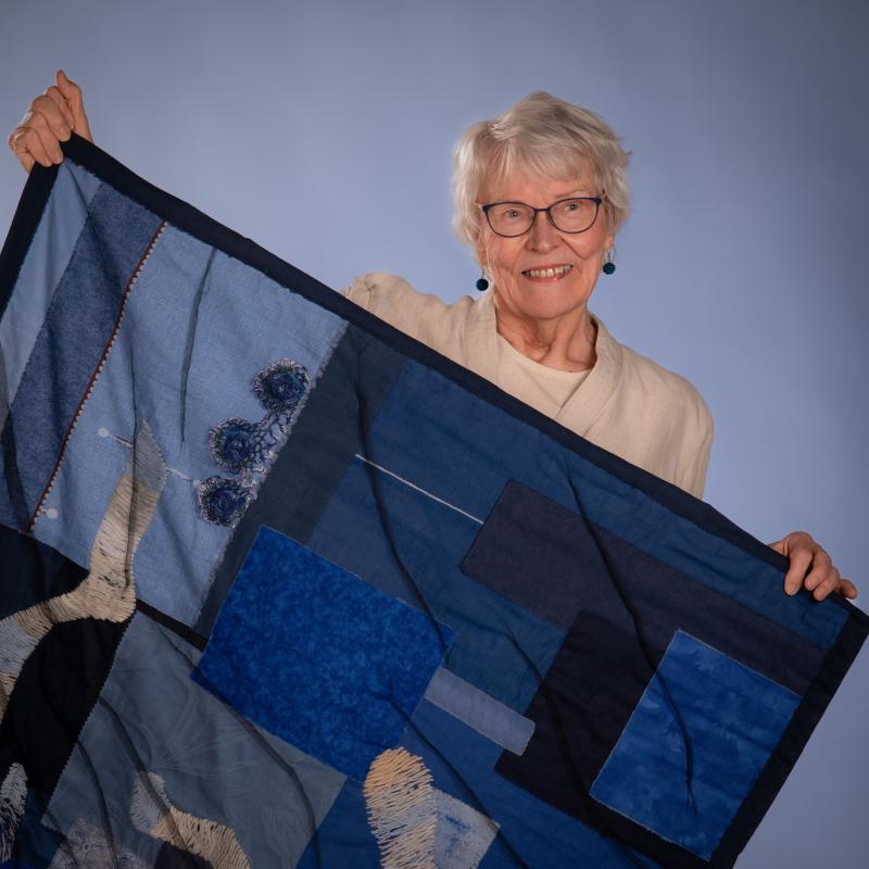 Höyrylaiva Tarjanteen mainingit, 2025. Puuvillakankaasta, puuvilla-ja villalankapistoja. Musta tylli. Koneella ommeltu. 