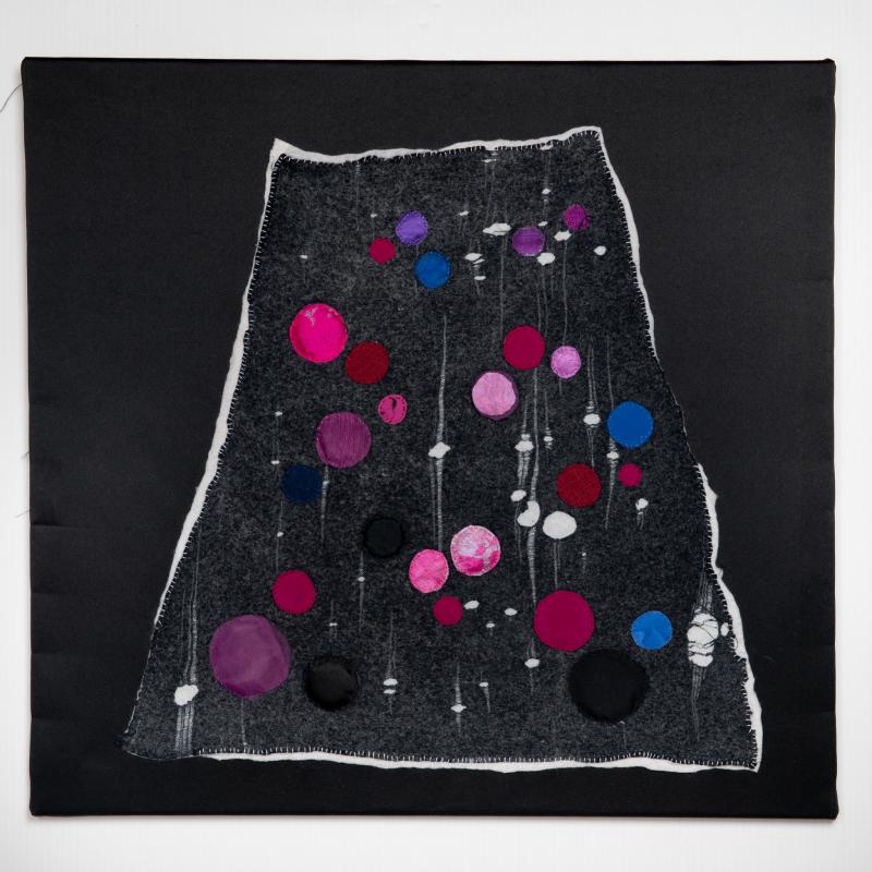 Housunlahje kiitää avaruudessa, 2026.  Organza- ja silkkiympyröitä huovutetulla pohjalla.  Musta satiinireunus. Käsin ompelu. 67x62cm. 