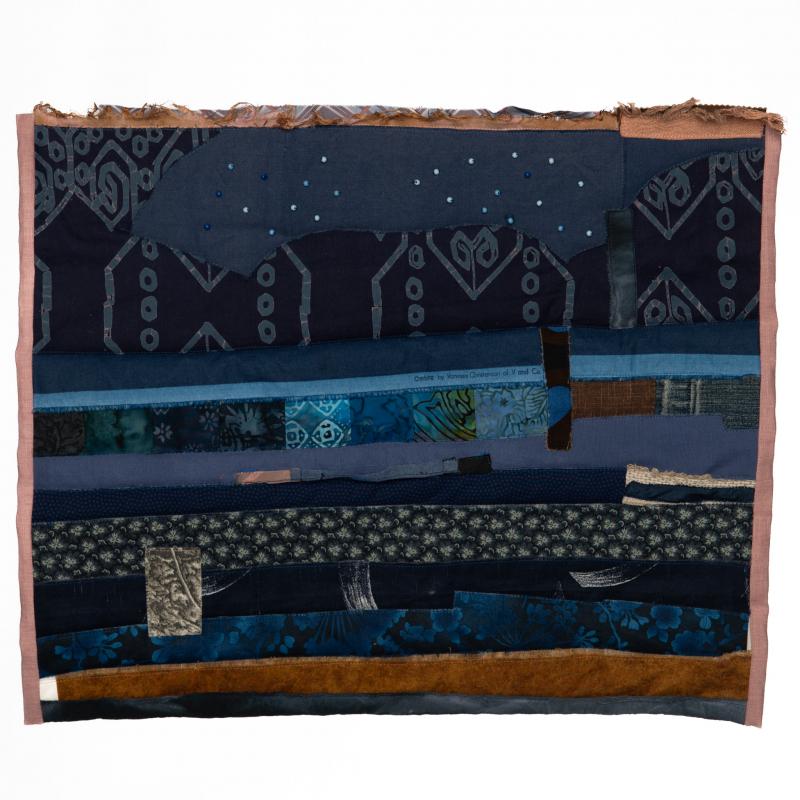 Sininen kesäyö, 2023. Puuvillakankaan suikaleita. Koneella tikattu. Pieniä helmiä koristeena. 55X46cm.