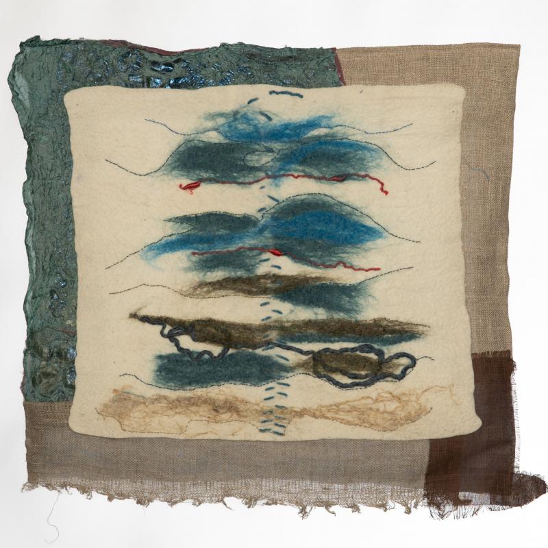 Sininen mänty, 2026. Huovutettu. Silkkipuseron ja pellavan kappaleita. 49X49cm.