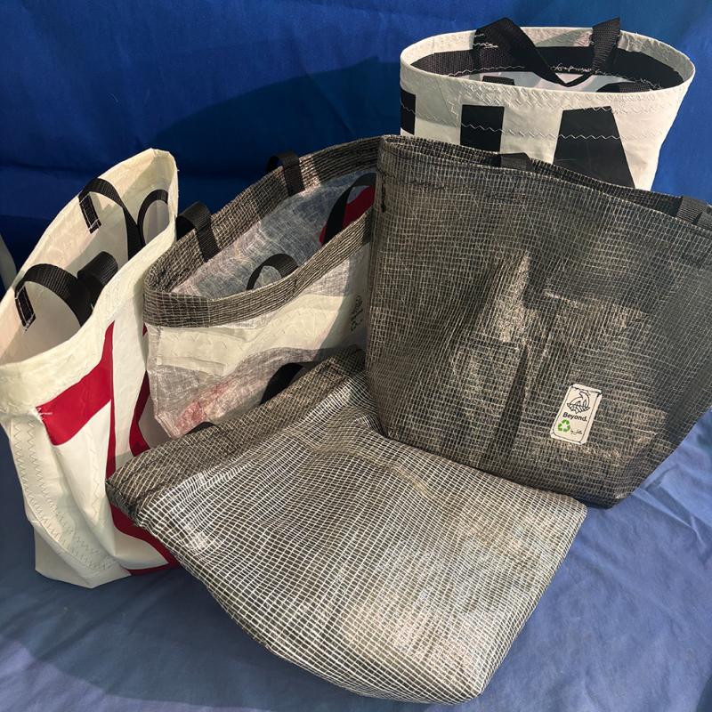 fem väskor av återvunnen segelduk