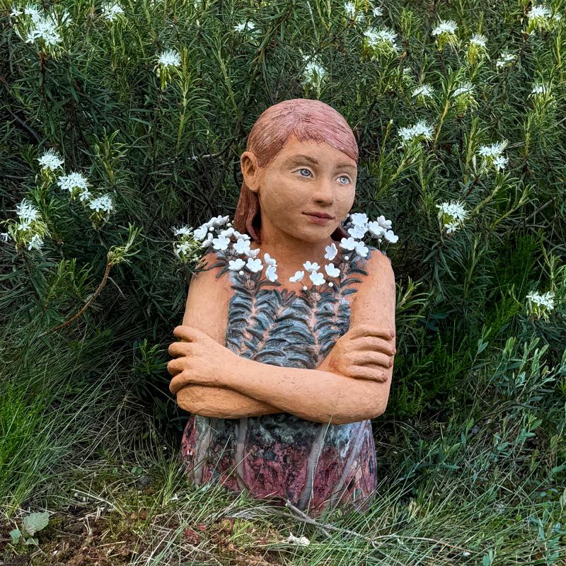 Rhododiandra Getpors, 2025,  vildlera från Järvenpää, Puolanka kaolin, 46 x 26 x 24 | Suo-Ursula Suopursu, 2025, Järvenpään villisavi, Puolangan kaoliini,  46 x 26 x 24 | Rhododiandra Marsh, 2025, wild clay from Järvenpää, Puolanka kaolin, 46 x 26 x 24