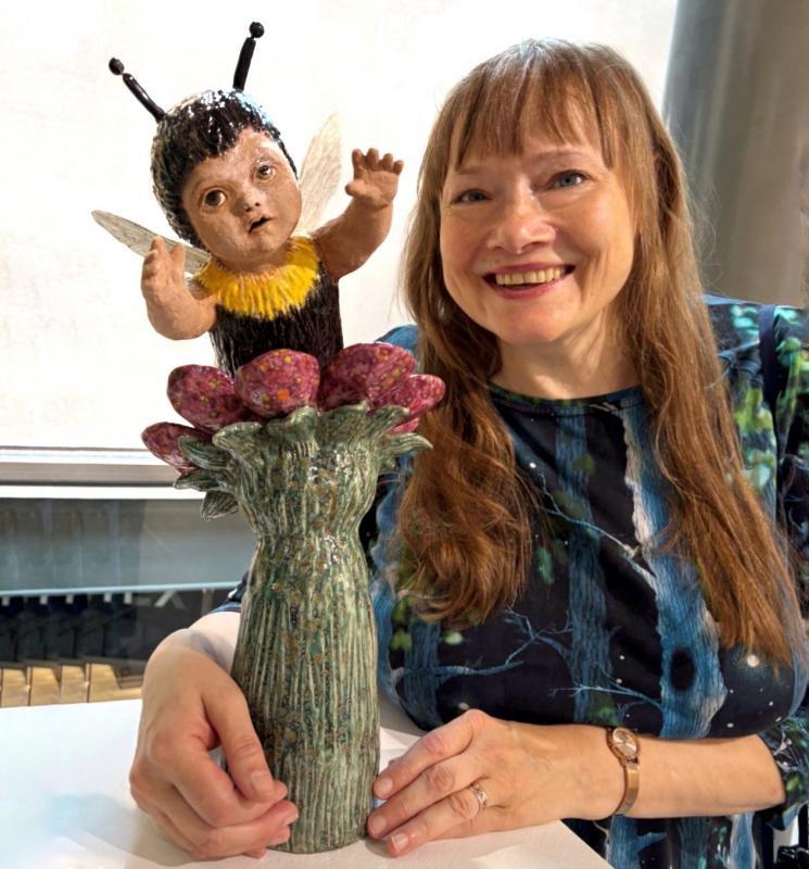 Ta flyget! 2025, keramik, 48,5 x 24 x 19,5  | Lentoon! 2025, keramiikka, 48,5 x 24 x 19,5 | Take Flight! 2025, ceramics, 48,5 x 24 x 19,5