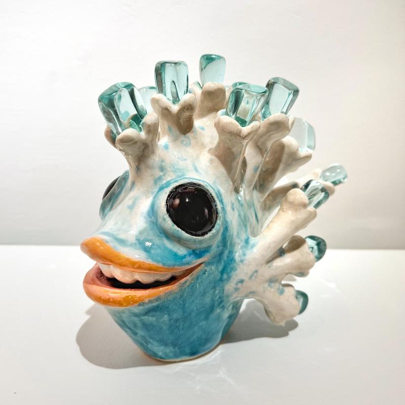 Isbitsfisk, 2026, keramik, glas, 21,5 x 26,5 x 15,5 | Jääpalakala, 2026, keramiikka, lasi,  21,5 x 26,5 x 15,5 | Ice cube fish, 2026, ceramics, 21,5 x 26,5 x 15,5
