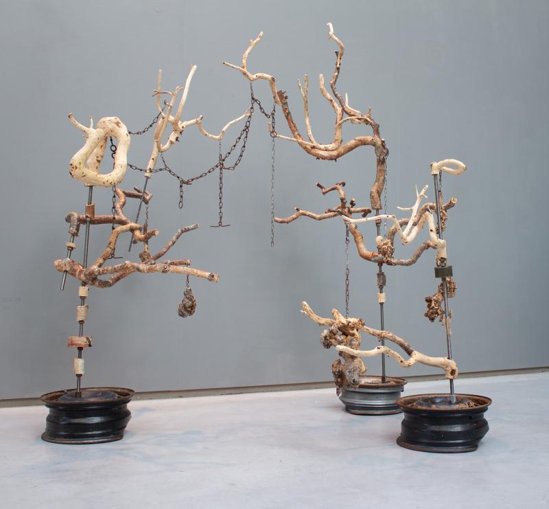 I've got a thousand things to tell you but they're mostly non-verbal things / Jag har tusen ting att säga dig men mest är det ordlösa ting / Minulla on tuhat asiaa sanottavana sinulle mutta enimmäkseen sanattomia asioita  
Size approx. 175 x 200 x 200 cm