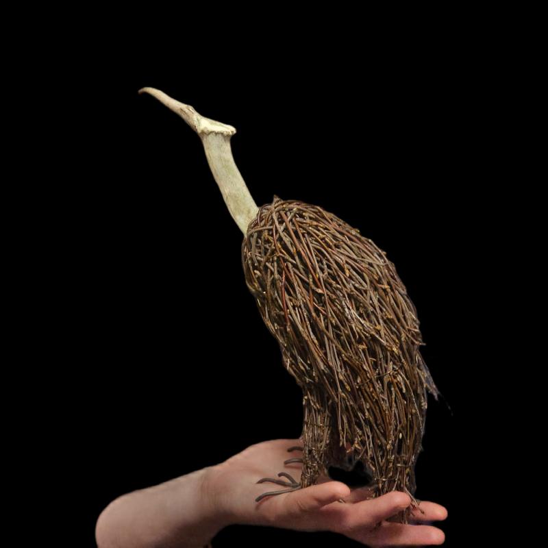 Näyttelyyn tulee monta kalmalintua. Niiden vartalo on risua ja pää poronsarvea. Pää ja olemus vaihtelevat kulloisenkin sarven muodon myötä.