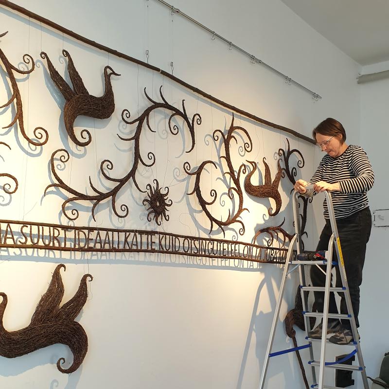 Meneillään työn ripustus Viljandin näyttelyyn 2019. Työssä olevat linnut ja kiemurat tulevat osaksi Pernajan näyttelyä