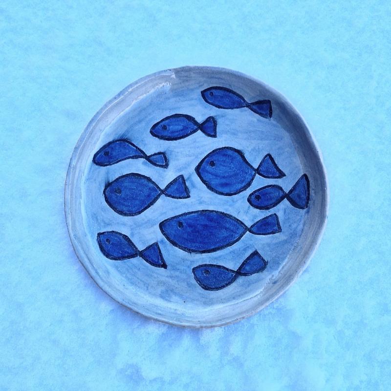 De blå fiskarna. Keramik. Diameter 33 cm. År 2026. Kajsa Lassander
