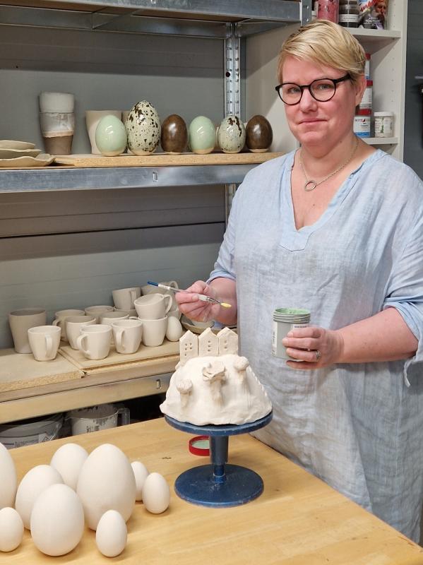 Kajsa Lassander. I keramikverkstaden. 2024.