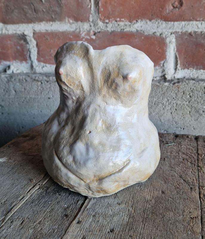 Damen. Keramik. 20 cm. År 2025. Kajsa Lassander.