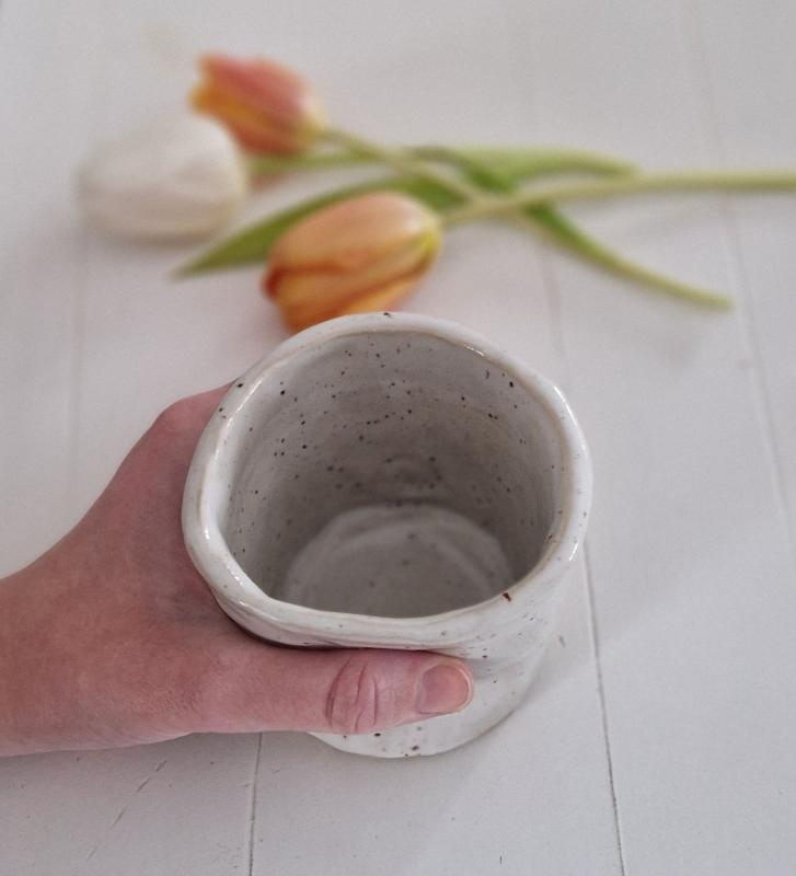 Muggen. Keramik. 12 cm. År 2026. Kajsa Lassander