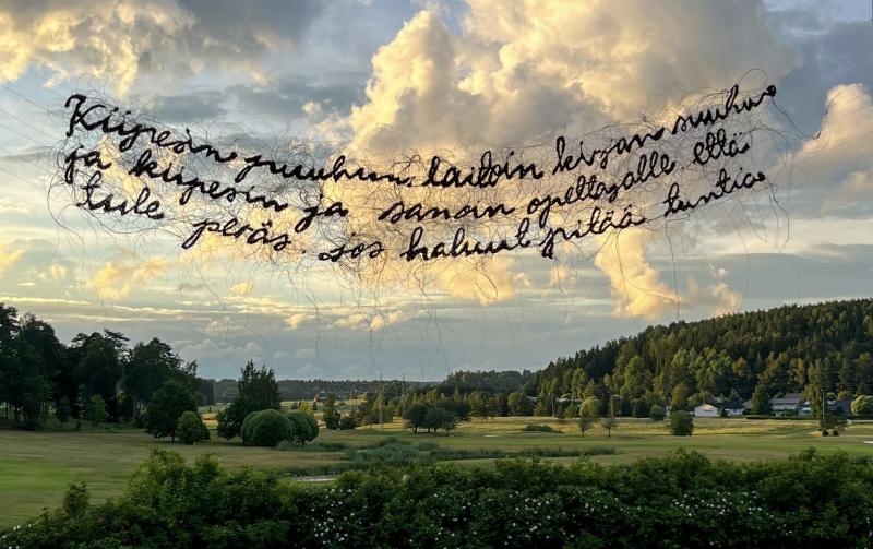 Muistin paikat 2023, Vapaa konekirjonta vesiliukoiselle materiaalille. Viskoosilanka, kupari, siima ja hevosenjouhet.
150 cm x 40 cm