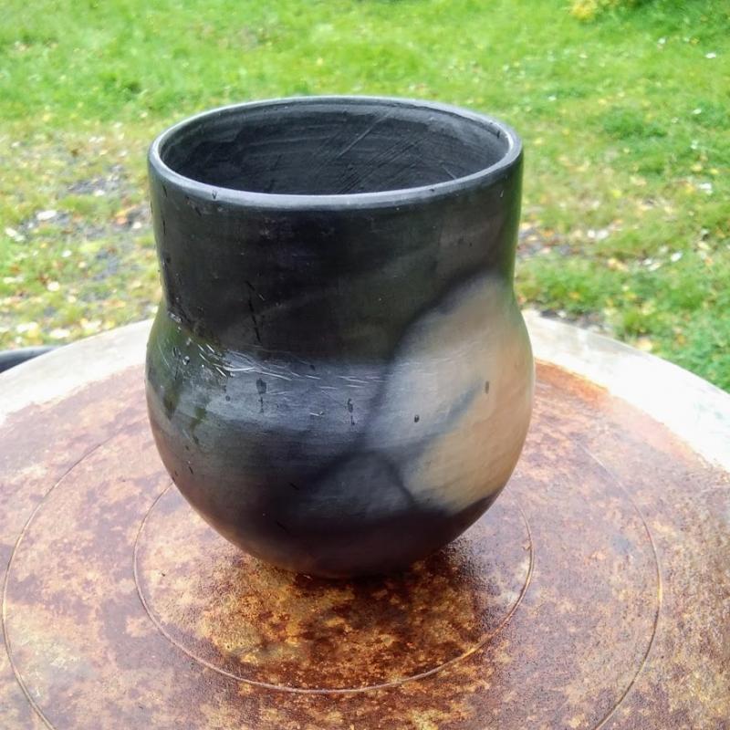 drejad , milbränd kopp av rödlera/ punasavinen,dreijattu kuppi , joka on poltettu keramiikaksi  miilussa