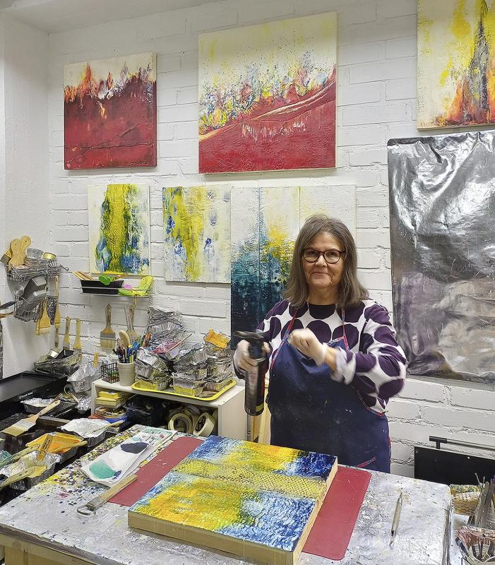 Sari-Aino Tolonen työhuoneella