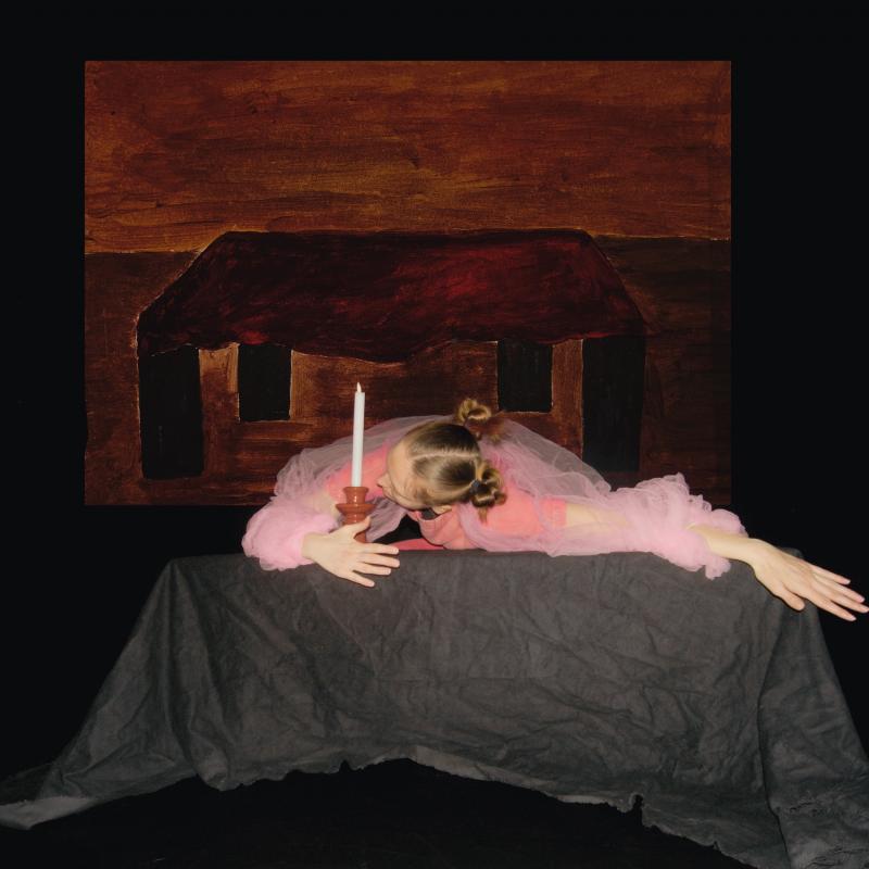 Linnea Korpi, Monsters at Dinner, bild från performance i installation, 2025