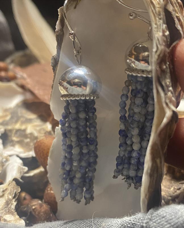 Silverörhängen med toffs av stenpärlor: Octopus.