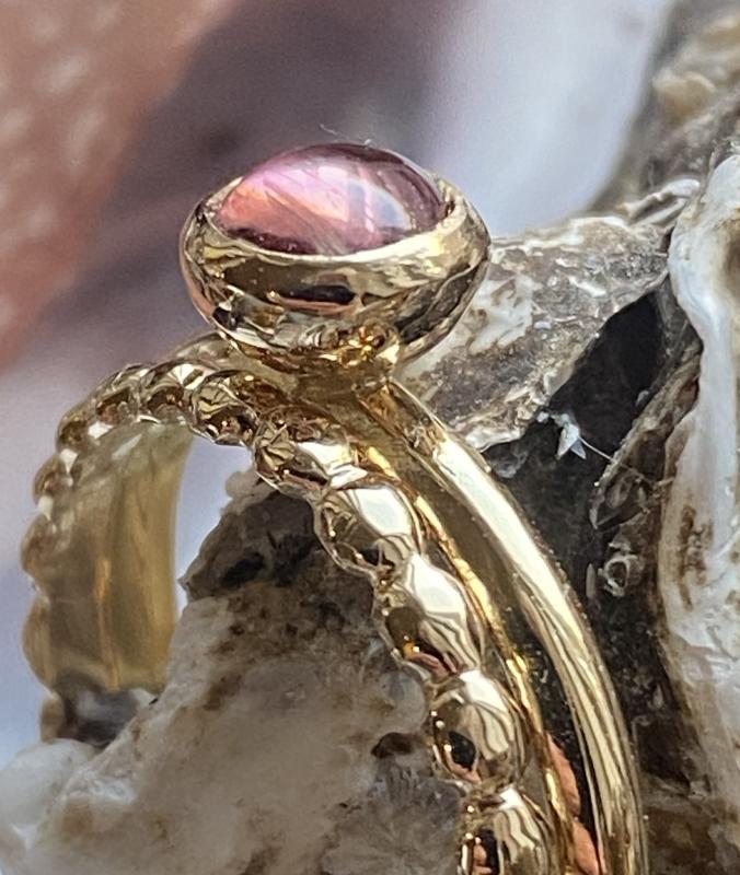 Två ringar i kundens återvunna guld. Steninfattning med turmalin.