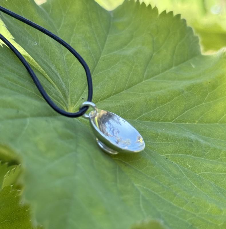 Liten silverskål med fot. Välgörenhetsarbete, donation till "Tyhjä kulho" 2025.