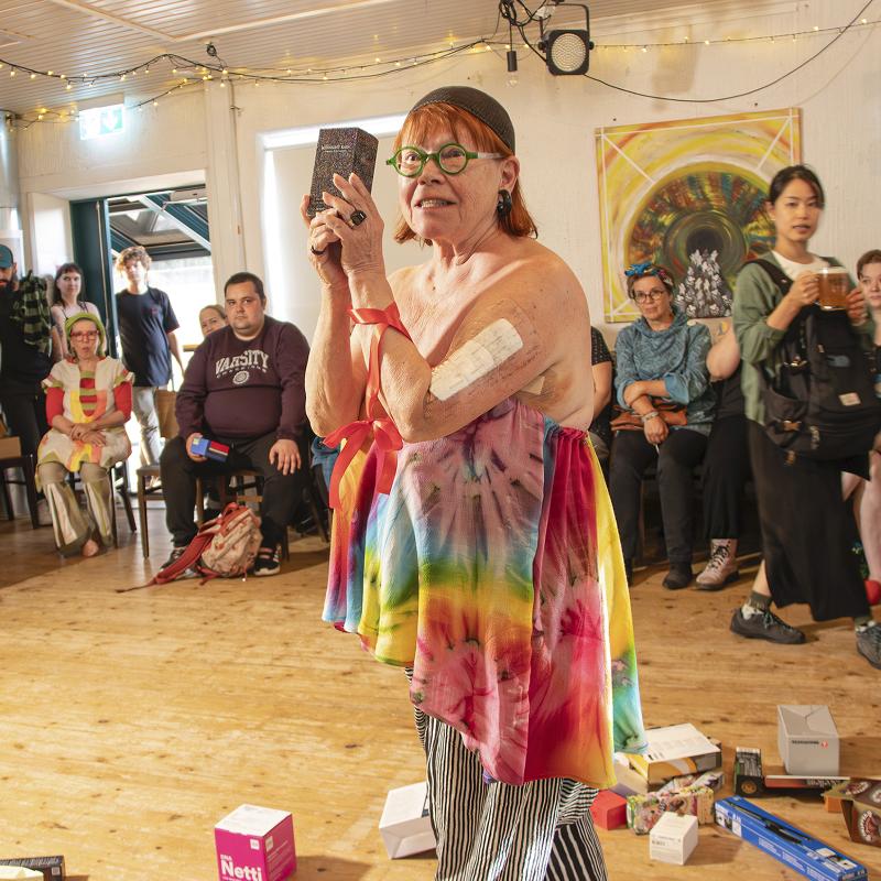 Sirpa Heikkinen Paketti-performanssi 2025, Performanssilupi/Lupifest Oulu Mallassauna elokuu 2025