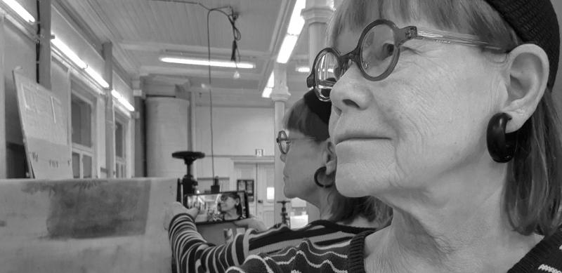 Sirpa Heikkinen grafiikkaprässin äärellä tila Limingan taidekoulu