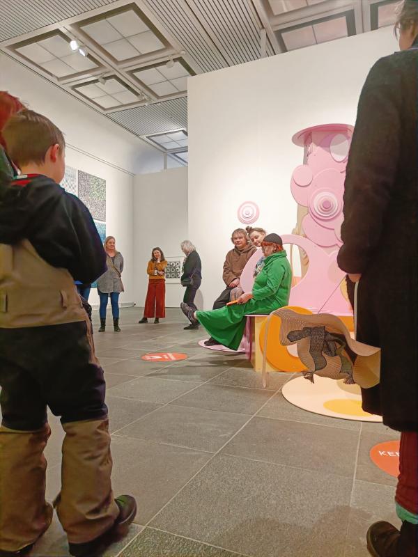 Sirpa Heikkisen osuutta ITUA2025 - Live Art goes to Oulun Taidemuseo -tapahtumassa näyttelyssä Alakko nää abstraktia? 4.4.2025