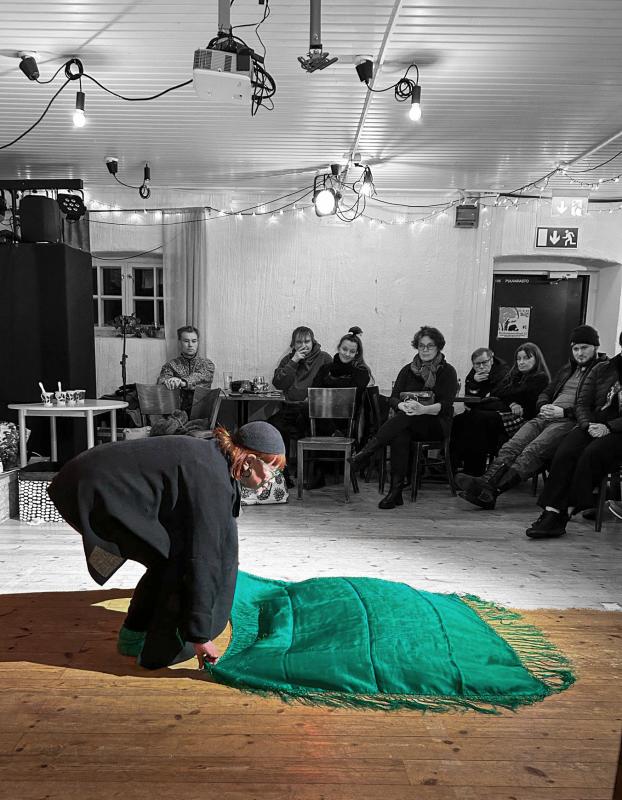 Sirpa Heikkinen Kulttuuripolitiikkaa-performanssi Oulu  Mallassauna helmikuu 2025