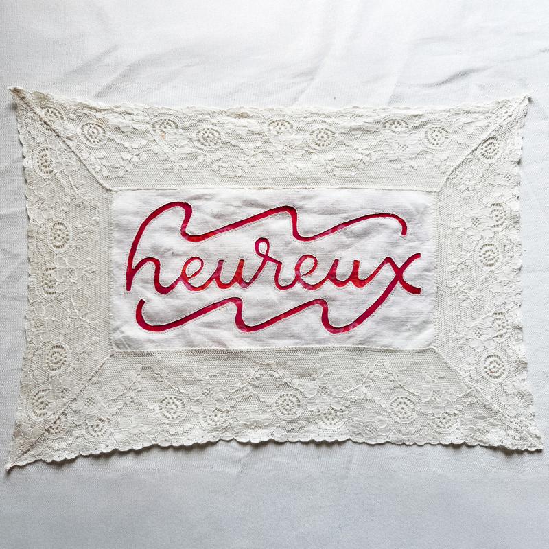 Heureux (bokstavsformer i textil, återvunnet material, 2025)