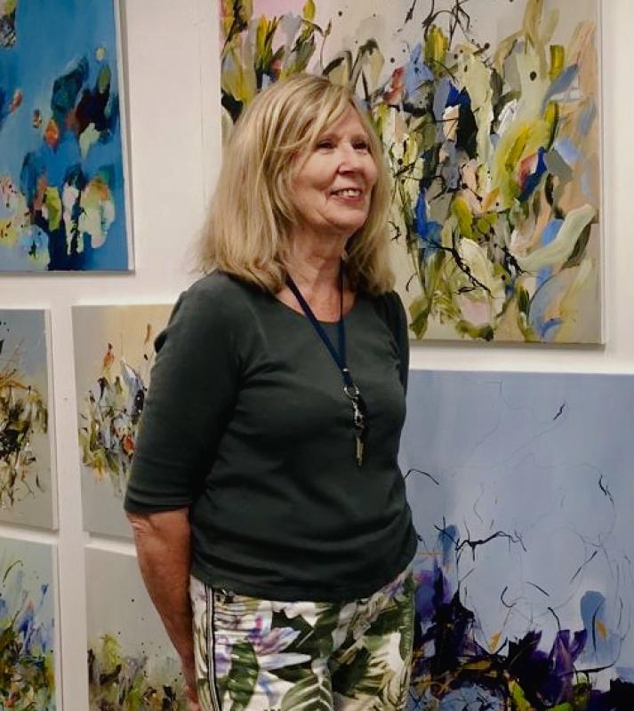 Anu Eskelin työhuoneella, kuva Juhani Eskelin