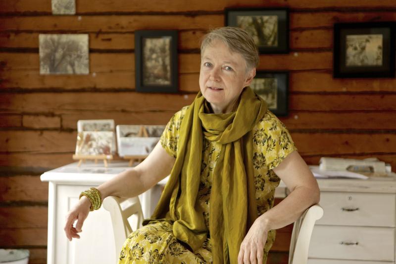 Vuokko Salmenkvi ArtVuorelan galleristi, omassa näyttelyssä 2022.jpg
