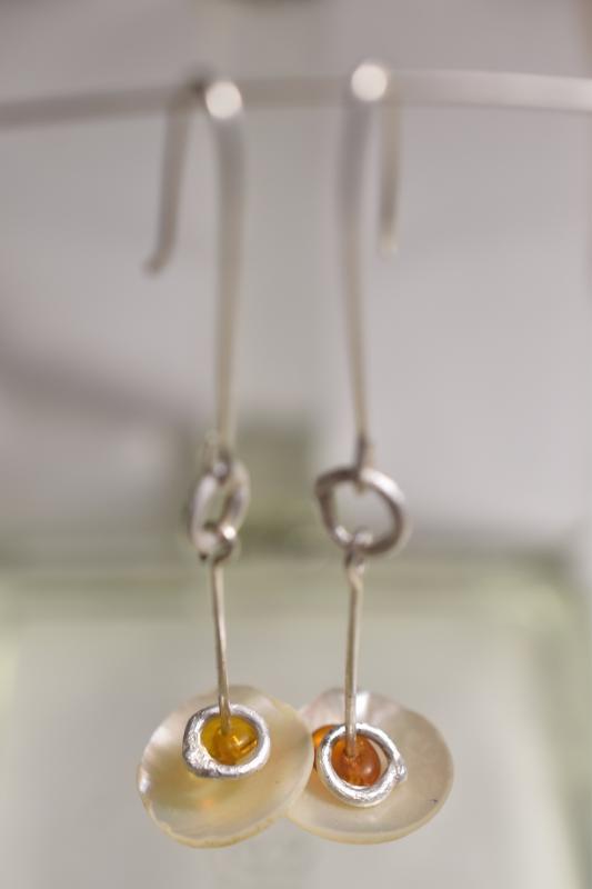 Olga Vähä-Piikkiö, Lentävä lautanen -korvakorut, hopea/meripihka/simpukka, 2025