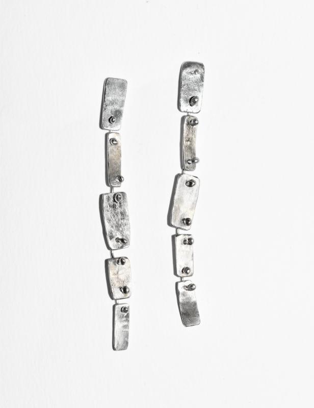 Olga Vähä-Piikkiö, Kuukäärmeen häntä -korvakorut, hopea, 2025